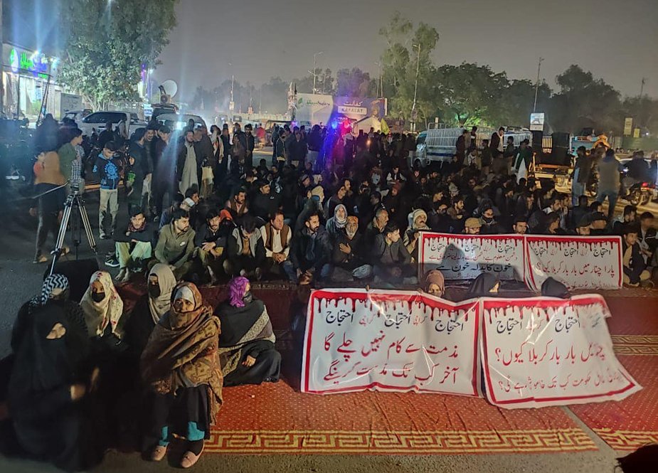 پاراچنار کے مظلوم مومنین سے یکجہتی کیلئے نمائش چورنگی کراچی پر  دھرنا جاری
