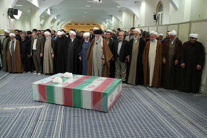 ولی امر مسلمین کی اقتدا میں دو شہید ججوں کی نماز جنازہ ادا
