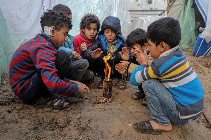 سردی بےگھر فلسطینی بچوں کیلئے جان لیوا، 7 بچے شہید، انروا