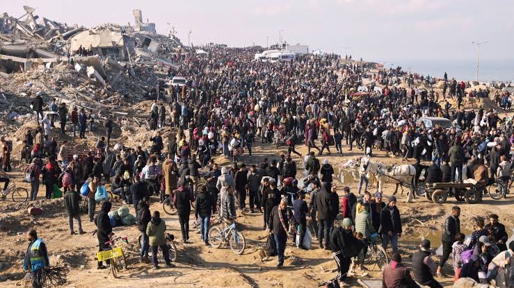 غزہ میں ہزاروں متاثرہ فلسطینیوں کی فاتحانہ انداز میں شمالی علاقوں میں گھروں کو واپسی