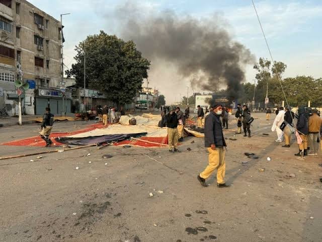 دھرنے کے شرکاء پر دھاوا بولنے والی پولیس نے مظاہرین کیخلاف ہی مقدمات درج کرلئے