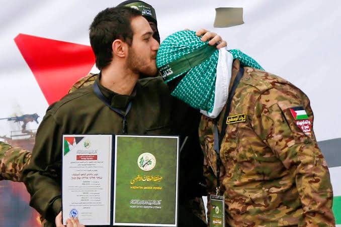 اسرائیلی یرغمالی کا فلسطینی مجاہدین کے سروں کا بوسہ