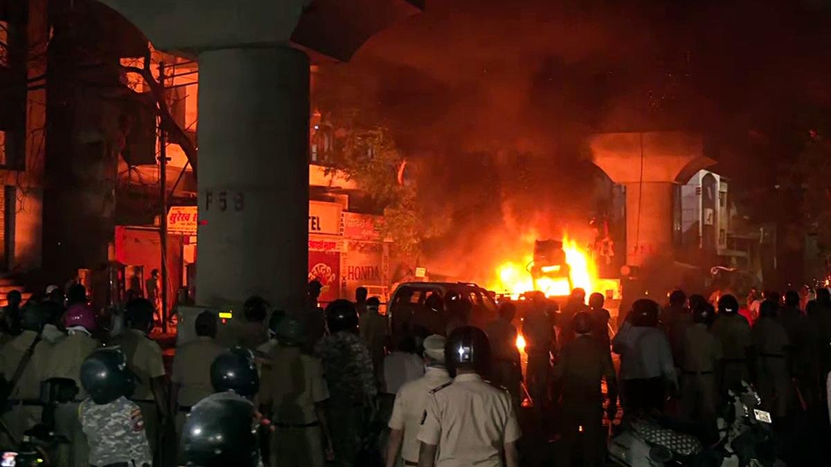 ناگپور: اورنگزیب کا مقبرہ ہٹانے کے مطالبے پر فسادات بھڑک اٹھے