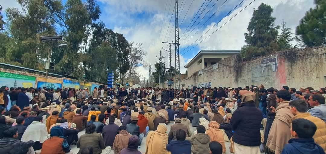پاراچنار : راستوں کی بندش کیخلاف شدید سردی میں پریس کلب کے باہر شہریوں کا احتجاجی دھرنا جاری