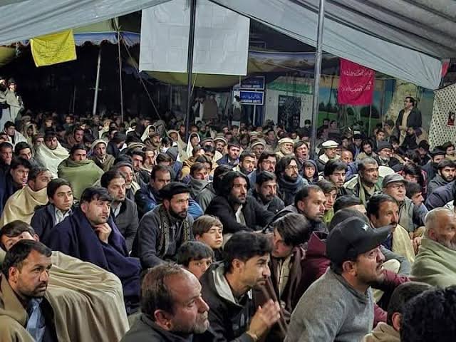 پاراچنار، راستوں کی بندش کیخلاف روزہ داروں کا 10 ویں روز بھی دھرنا جاری