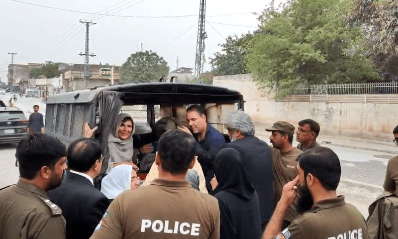 اڈیالہ جیل کے باہر سے گرفتار عمران خان کی بہنوں سمیت تمام خواتین رہا، دھرنا ختم