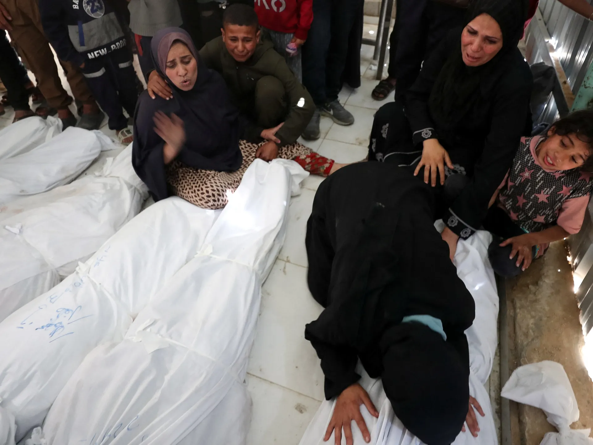 صیہونی فوج کے غزہ پر رات بھر حملے، خواتین و بچوں سمیت 42 فلسطینی شہید