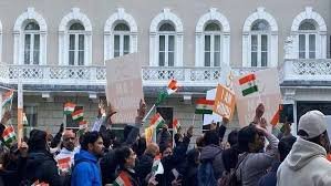 انتہا پسند ہندو آپے سے باہر، لندن میں پاکستانی ہائی کمیشن پر حملہ، شیشے توڑ دیئے