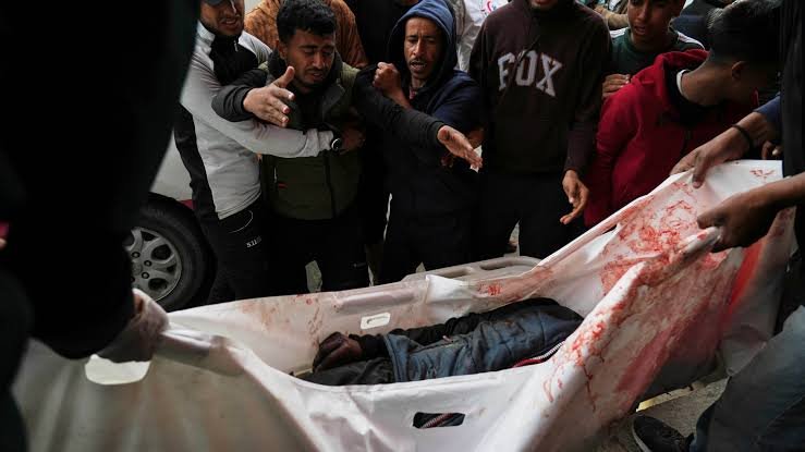 خان یونس میں بمباری، 5 بچوں اور صحافی سمیت 42 فلسطینی شہید