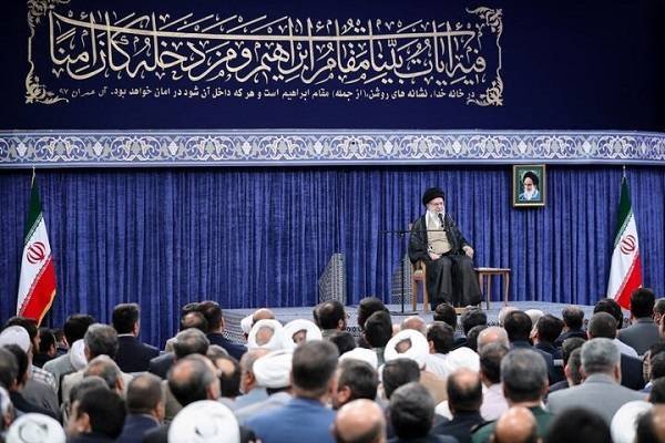 حج سیاسی اجتماع ہے، اس عبادت کی ظاہری شکل، ساخت اور ترکیب مکمل طور پر سیاسی ہے، ولی امر مسلمین