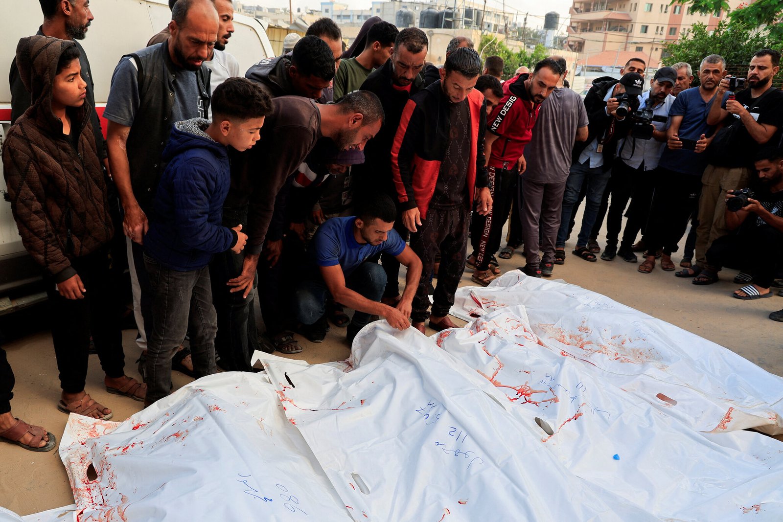بھوکے متاثرین پر ایک بار پھر فائرنگ، 23 فلسطینی شہید، 200 زخمی