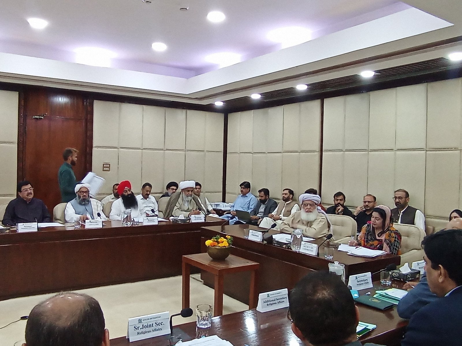 زائرین پر پابندی، سینیٹ کی قائمہ کمیٹی نے وزیرداخلہ محسن نقوی کو طلب کرلیا