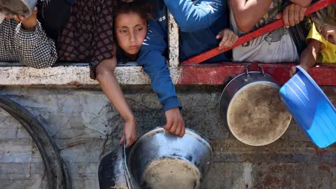 صیہونی حملوں میں 63 شہید، بھوک کی شدت سے 6 افراد چل بسے
