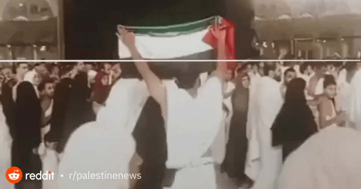 مصری شہری نے کعبۃ اللہ کے سامنے فلسطینی پرچم بلند کر دیا