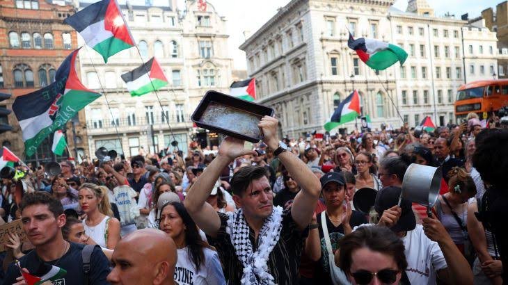 بھوکے پیاسے مظلوم فلسطینیوں کی اموات پر کئی ممالک میں شہری سڑکوں پر آگئے