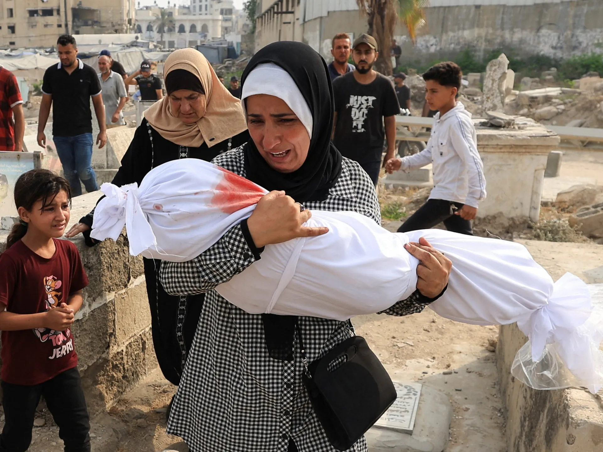 غزہ پر حملوں میں مزید 73 فلسطینی شہید، امداد کے منتظر 22 افراد شامل
