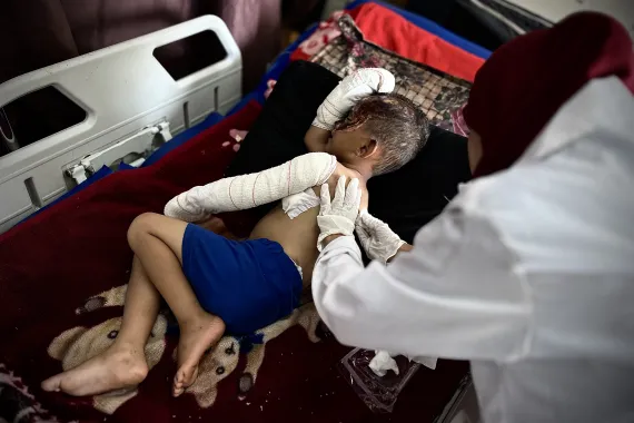 اسرائیلی حملوں میں مزید 32 فلسطینی شہید، امداد کے منتظر 13 افراد شامل