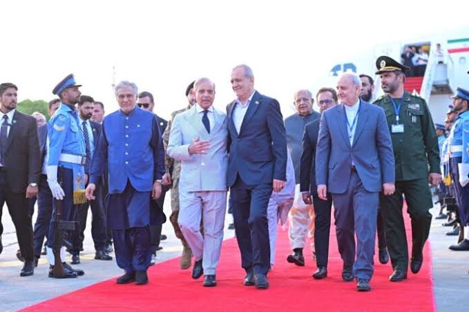 ایرانی صدر مسعود پز شکیان اسلام آباد پہنچ گئے، وزیراعظم نے پرتپاک استقبال کیا