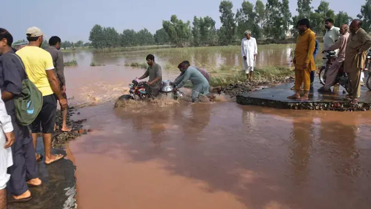 سیلاب سے 41 اموات، 3243 دیہات زیر آب، 24 لاکھ افراد متاثر: پی ڈی ایم اے
