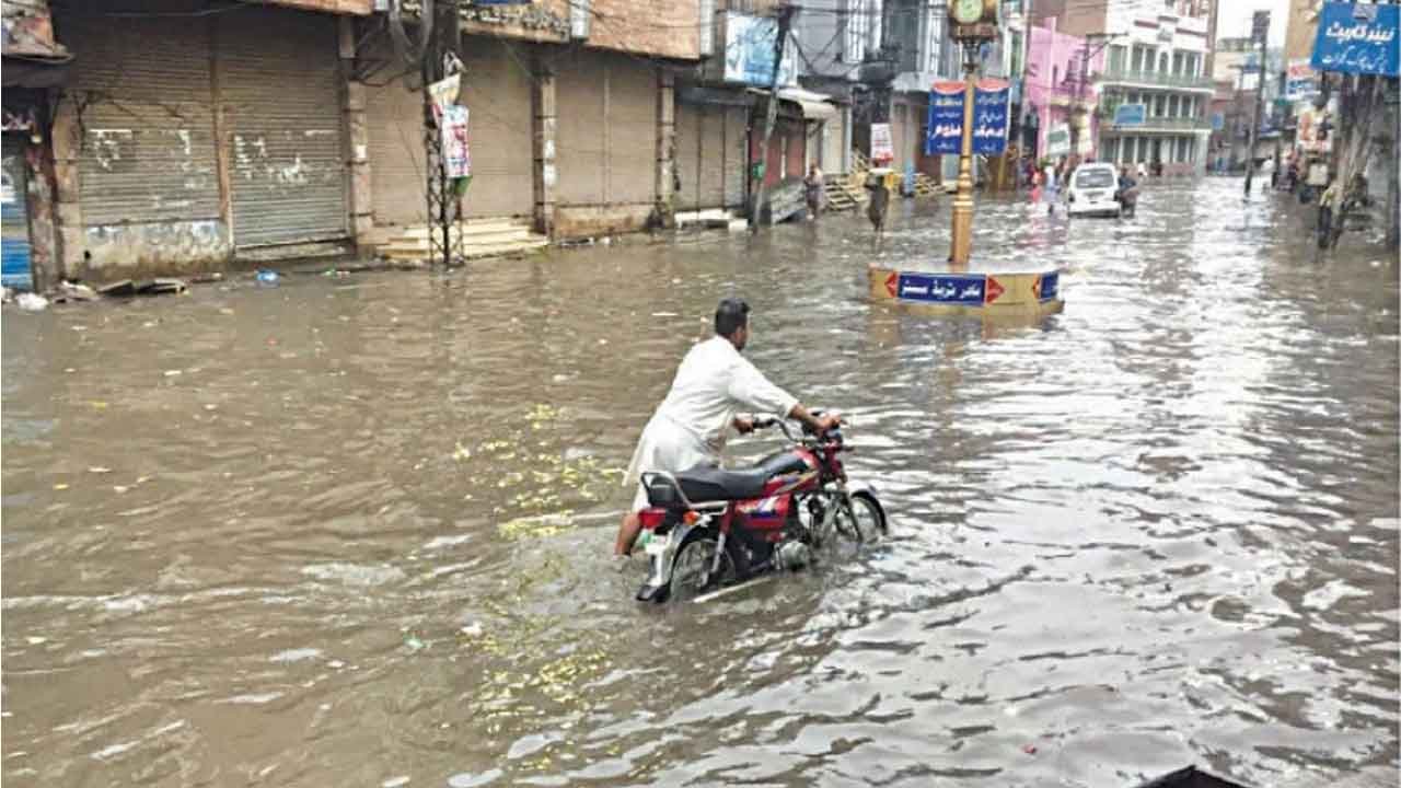 گجرات میں 577 ملی میٹر بارش، کئی علاقے زیرِآب، قیدی لاہور اور گوجرانوالہ منتقل