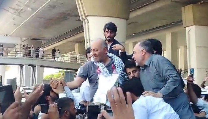 سابق سینیٹر مشتاق احمد پاکستان واپس پہنچ گئے، شاندار استقبال