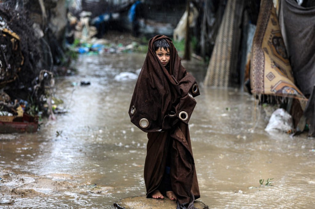 غزہ میں سردیوں کی بارش، پناہ گزینوں کے ہزاروں خیمے ڈوب گئے، مشکلات میں اضافہ