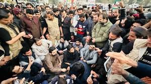 عمران خان سے ملاقات کی اجازت نہ ملنے پر وزیرِ اعلیٰ کے پی کے کا اڈیالہ جیل کے باہر دھرنا