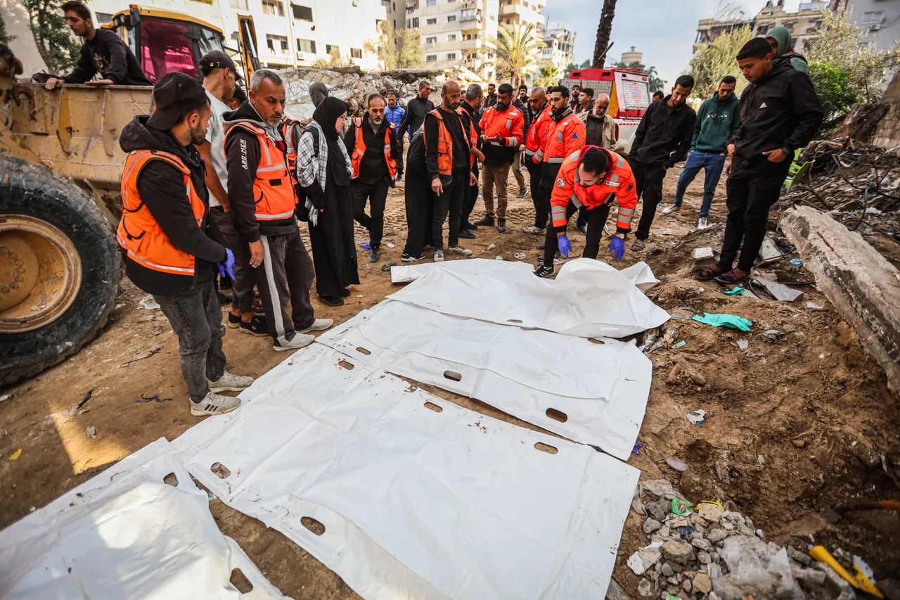 غزہ : گھر کے ملبے سے خاندان کے 30 شہدا کی لاشیں نکال لی گئیں
