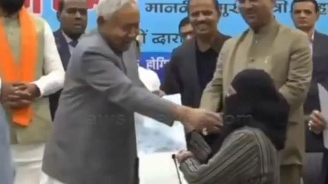 وزیر اعلیٰ بہار کا گھٹیا پن، خاتون ڈاکٹر کا حجاب کھینچ لیا