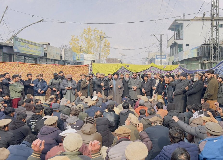 گلگت : نوجوان فیصل عباس کی بازیابی کے لیے دھرنا جاری، احتجاج 3 دن کیلئے موخر
