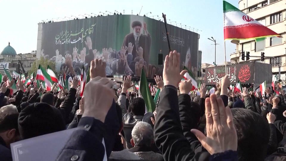 تہران میں ریلی کے دوران اسرائیل کا حملہ، عوام میدان میں ڈٹے رہے، امریکا اسرائیل مردہ باد کے نعرے لگاتے رہے