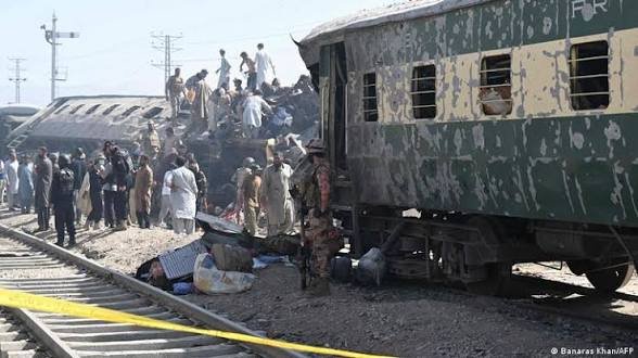 کوئٹہ میں ٹرین کو بم کا نشانہ بنایا گیا، فوجیوں سمیت 30 افراد شہید