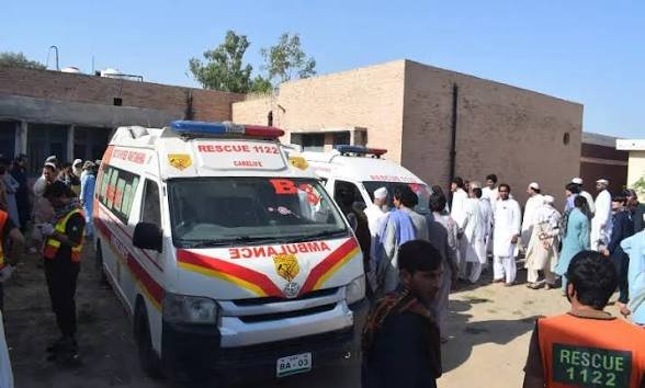 بنوں میں 2 دھماکے، مسافر گاڑی تباہ، 7 افراد جاں بحق