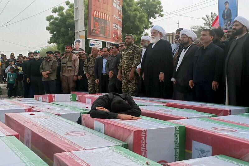 سانحہ میناب اسکول، 32 شہید بچوں کی باقیات کی تدفین