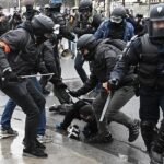 فرانس میں طلبہ مظاہرین پر پولیس تشدد، تہران میں فرانسیسی سفیر کی طلبی