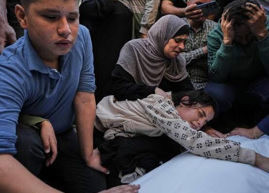 غزہ میں اسرائیلی فضائی حملے، میاں بیوی اور 17 سالہ نوجوان سمیت 4 فلسطینی شہید